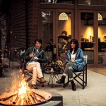 編集長が選ぶ今月の一枚の写真「グランピングで焚火を楽しむマエノリさん夫妻」